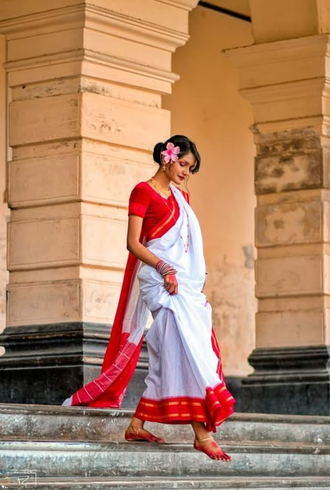 Red And White Saree For Durga Puja, Bangali Saree Style Saris, Style For Photoshoot, Puja Aesthetic, Types Of Saree, Painting Poses, Photoshoot Saree, Red And White Saree, Ideas For Photoshoot