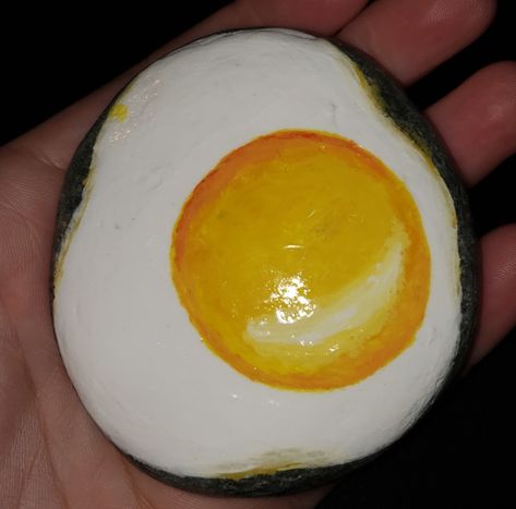 Fried egg painted rock Egg Rock Painting, Rock Painting Ideas Yellow, Cute Rock Painting Ideas Easy Food, Rock Painting Food, Food Rock Painting Ideas, Egg Painted Rock, Banana Painted Rock, Food Painted Rocks, Painted Rock Food For Kids