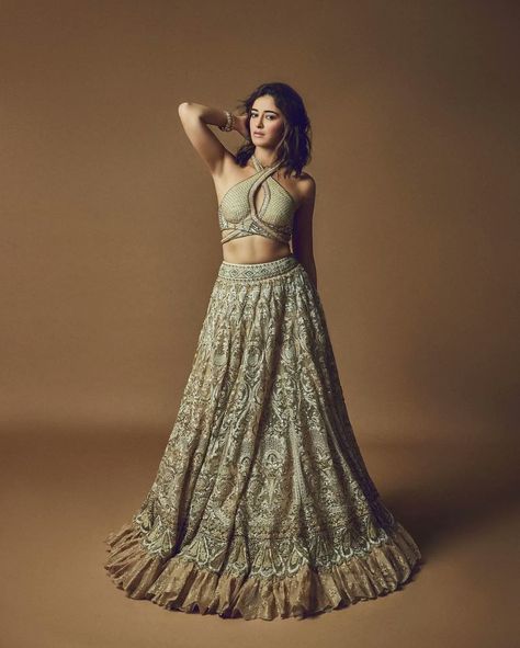 Twitter Ananya Pandey Lehenga, Ananya Pandey Instagram, Indian Bridesmaids Outfits Ideas, Indian Bridesmaid Outfit, Bridesmaid Outfit Ideas, Indian Bridesmaids Outfits, Indian Bridesmaid Dresses, Ananya Pandey, Bridesmaid Lehenga