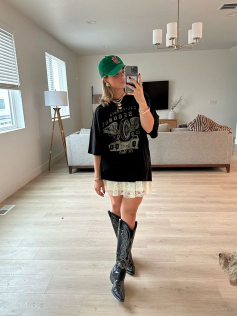 How To Style Black Cowgirl Boots, Cowboy Boot Outfits Casual, Folk Country Outfit, Cowgirl Grunge Outfits, Urban Cowboy Style Women, Black Cowgirl Boot Outfit, All Things Go Festival Outfit, Elevated Western Fashion, Two Stepping Outfit Country