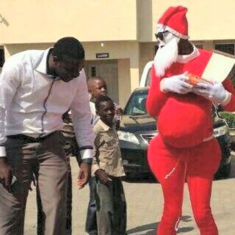 9 Hilarious Pictures That Prove Santa Claus And Father Christmas Are Not The Same | Zikoko! Lol Photo, Just For Laughs, Church Graphic Design, Photo Of The Day, Christmas Photo, Father Christmas, Christmas Pictures, Blog Photo, Christmas Photos