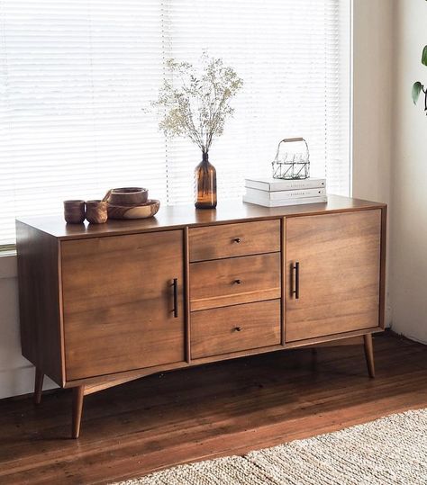 Entrance Credenza, Mid Century Buffet Table, Bedroom Credenza, Buffet Table Ideas Decor Dining Rooms Mid Century Modern, Mcm Sideboard, Side Board Living Room, Midcentury Sideboard, Credenza Decor, Meja Sofa