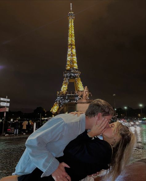 Paris Couple Pictures, Couple Disney, Cute Couple Aesthetic, Paris Photo Ideas, Paris Couple, Paris Dream, Romantic Paris, Paris Pictures, Photo Couple