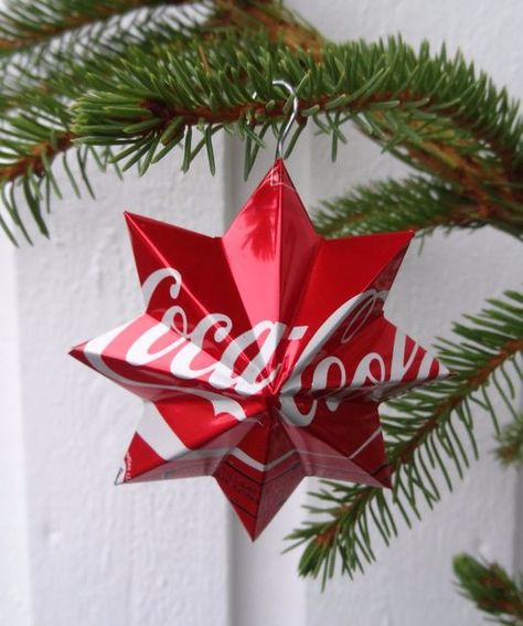 A soda can and a wire are all you need to make this beautiful upcycled Christmas ornament. Coke Can Crafts, Pop Can Art, Pop Can Crafts, Lon Bia, Soda Can Crafts, Tin Can Art, Coca Cola Christmas, Aluminum Can Crafts, Aluminum Crafts