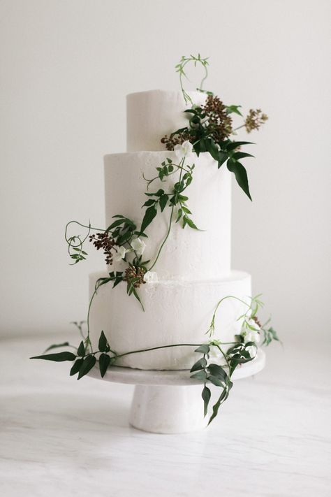 Wedding Cake Greenery, Wedding Bakery, Beautiful Wedding Reception, Beach Wedding Reception, Simple Wedding Cake, Modern Wedding Cake, Classic Cake, Elegant Wedding Cakes, Wedding Cakes With Flowers