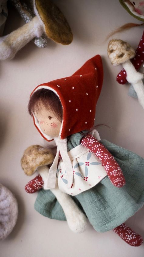 Handsewn Doll, Handmade Kids Toys, Fabric Doll Pattern, Christmas Elf Doll, Doll Patterns Free, Cloth Dolls Handmade, Art Dolls Handmade, Waldorf Doll, Tiny Dolls