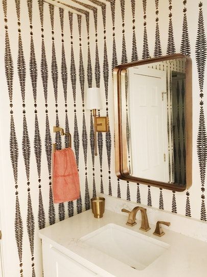 Half Bathroom Wallpaper, Bathroom Wallpaper Ideas, Gold Bad, L Wallpaper, Bad Inspiration, Gold Bathroom, Modern Bathroom Decor, Bathroom Wallpaper, Wallpaper Bedroom