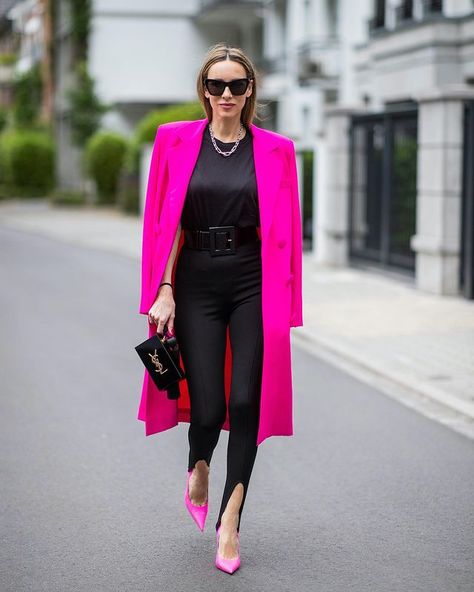 Alexandra Lapp (@alexandralapp_) • Instagram photos and videos Pumps Outfit Winter, Pink Pumps Outfit, Pink Coat Outfit, Alexandra Lapp, Pumps Outfit, Black Pants Outfit, Look Rose, Europe Fashion, Pink Coat