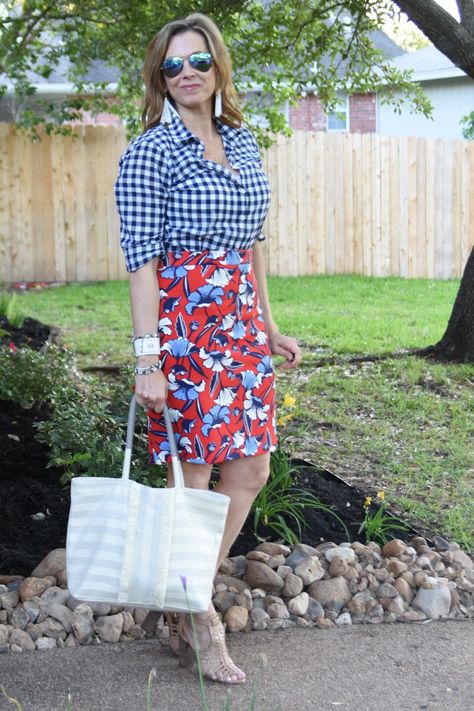 Flower Power - Ageless Style Link-up | The Queen In Between Casual Curvy Fashion, Pattern Mixing Outfits, Curvy Fashion Summer, Pencil Dress Outfit, Beth Djalali, Gingham Outfit, Skirt Outfit Summer, Pencil Skirt Casual, Professional Work Outfit