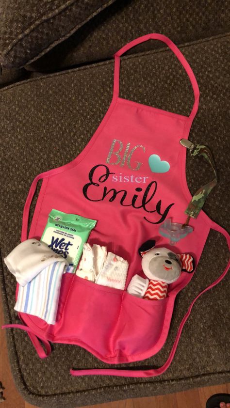 Big sister apron 💕 Big Sister Party Ideas, Big Sister Party, Big Sister Baby Shower Ideas, Big Sister Bag, Big Sister Kit, Big Sibling Gifts, New Big Sister Gifts, Big Sister Announcement, Big Sisters