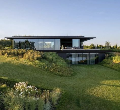 Glass Wood House, Arch Pics, Slope House Design, Villa Am Meer, House On Slope, Slope House, Home Works, Studio Architecture, Studios Architecture