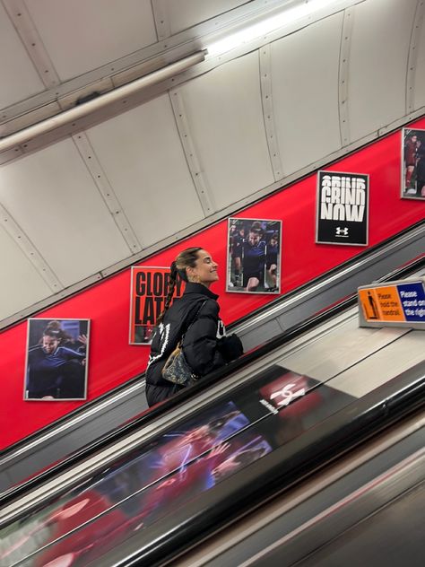 London underground London Pics Aesthetic, London Underground Photoshoot, Ual London Aesthetic, Uk Trip Aesthetic, London Art Museum, London Living Aesthetic, London Pics Ideas, London On Film, Rich London Aesthetic