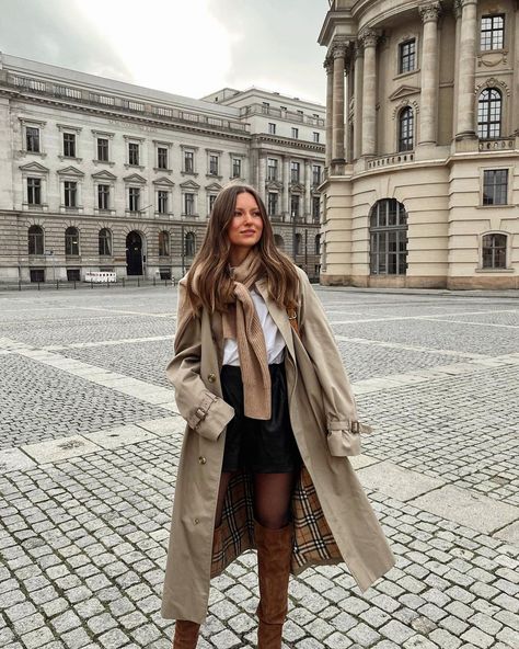 𝑳𝑰𝑽𝑰𝑨 𝑨𝑼𝑬𝑹 on Instagram: “Werbung | Vintage love ✨ found this perfect Burberry Trenchcoat on @carou.shop where you can find anything from Zara to Dior & also my very…” How To Style Burberry Trench Coat, Burberry Trench Coat Outfit, Livia Auer, Beige Trench Coat Outfit, Fashion Blog Design, Trench Outfit, Burberry Trenchcoat, Trench Beige, Closet Aesthetic