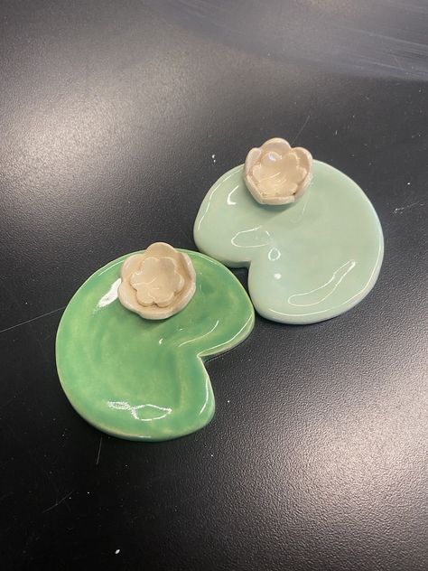 Cute Clay Dishes Aesthetic, Ceramics Ideas Jewelry Holder, Cute Clay Jewelry Holder, Clay Ring Plate, Pottery Jewerly Holders, Lily Pad Jewelry Dish, Clay Julery Holder, Pinch Pot Ideas Ceramics Aesthetic, Small Ring Holder