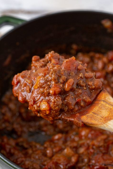 Easy Baked Bean Chili Chili With Baked Beans, Baked Bean Chili, Chuck Roast Chili, Dutch Oven Chili, Chilli Con Carne Recipe, Easy Baked Beans, Ground Beef Chili, Baked Bean Recipes, Easy Chili