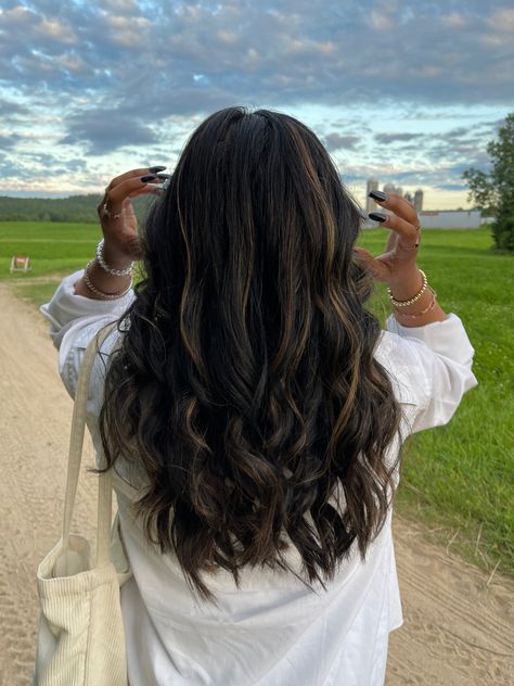 Highlights On Black Hair Money Piece, Highlights On Black Wavy Hair, Wavy Hair Highlights Black, Carmel Brown Highlights On Black Hair, Natural Highlights Black Hair, Brown Girl Highlights Black Hair, Black Hair With Highlights Indian, Darkbrown Hair With Highlights, New Hair Cut2023