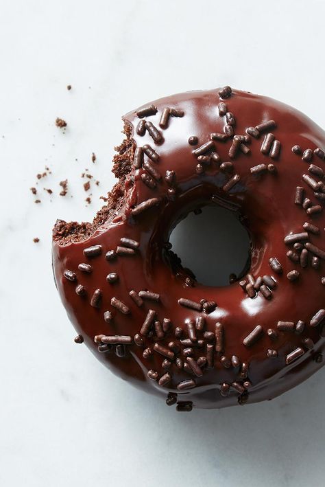 Chocolate Fudge Cake Doughnuts Recipe Chocolate Breakfast Muffins, Cake Doughnuts Recipe, Baked Doughnut Recipes, Cake Doughnuts, Chocolate Doughnuts, Donuts Donuts, Chocolate Breakfast, Chocolate Donut, King Food