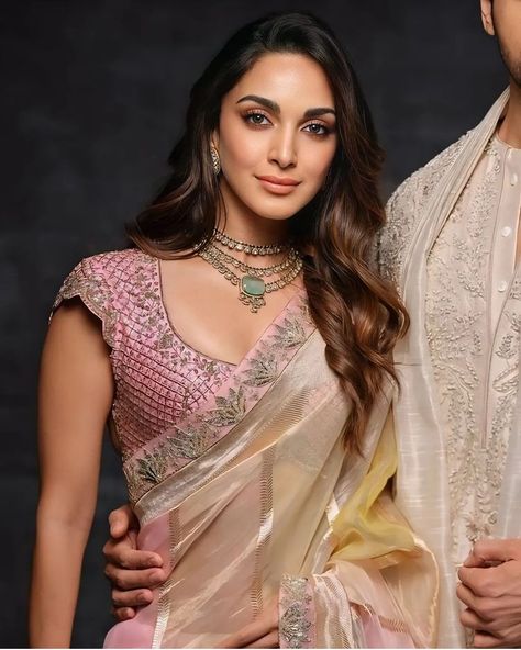 Kiara Advani Saree Look, Kiara Advani Saree, भारतीय दुल्हन संबंधी, Tissue Sarees, Indian Bride Outfits, Indian Bridal Wear, Indian Bridal Fashion, Festive Look, Saree Trends