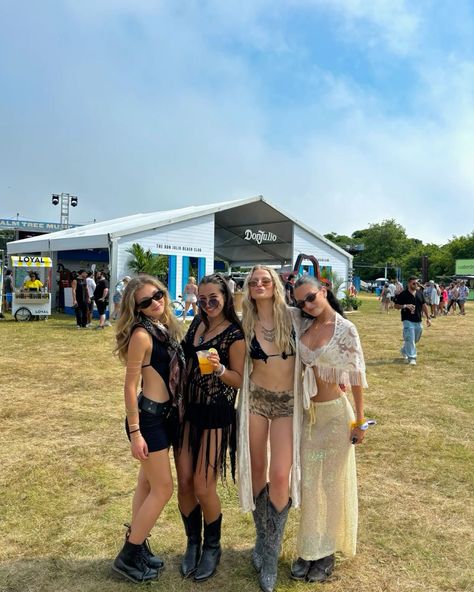 Outside Lands Music Festival, Doof Festival Outfits, Zamna Festival Outfit, Reading Festival Outfit Ideas, Global Dance Festival Outfits, All Points East Festival Outfit, Oceans Calling Festival Outfit, Elements Festival Outfit, Lost Paradise Outfits