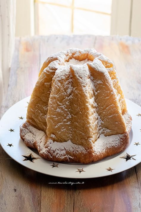 Pandoro: Ricetta semplice passo passo per fare il Pandoro in casa (soffice) Pane Dolce, Bread Snacks, Italian Christmas, Sweet Bakery, Italian Recipes Authentic, Dessert Bread, Bread Baking, Verona, Food Hacks