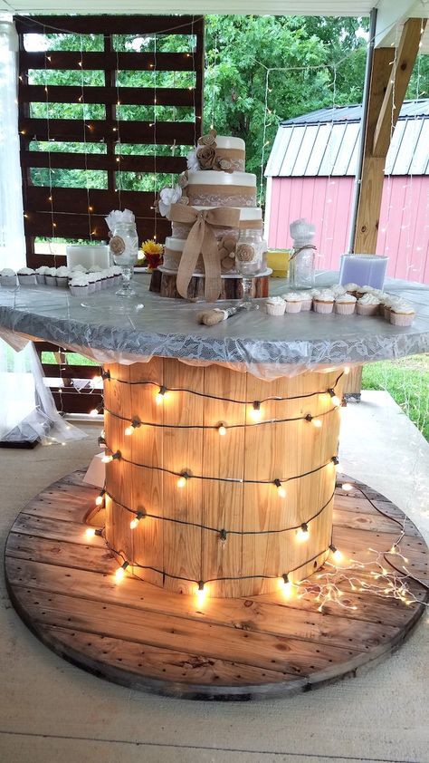 Rustic 21st Birthday Ideas, Spool Decorations Wedding, Spools For Wedding Decor, Country Style Wedding Ideas Decoration, Wedding Spools Decoration, Wire Spool Tables Wedding, Wire Spool Wedding Ideas, Western Wedding Outside, Country Reception Ideas