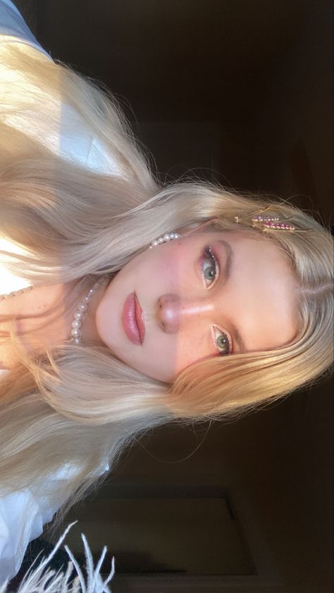 Pretty girl sunset golden hour aesthetic coquette old money style makeup natural glow Ethereal Romantic Makeup, Pale Girl Makeup, Coquette Old Money, Golden Hour Aesthetic, Hoco 2024, Pale Makeup, Preppy Makeup, Angel Makeup, Romantic Makeup