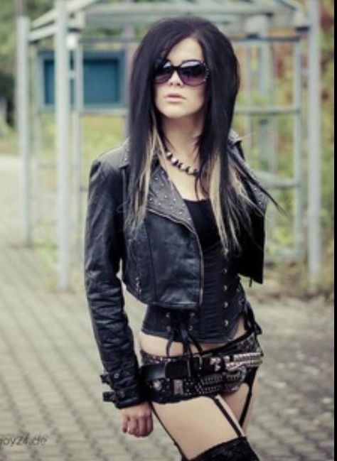 Burning man Black Metal Girl, Gothic Witch, Alt Girls, Chique Outfits, Punk Hair, Goth Women, Goth Beauty, Metal Fashion, Metal Girl