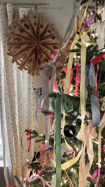 Holiday Paper Chain, Paper Chains Decoration, Paper Chains Christmas, Paper Chain Decorations, Paper Chain Christmas, Celeste Clark, Christmas Paper Chain, Christmas Chain, Christmas Paper Chains