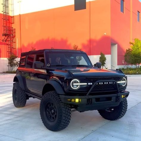 Bronco Ford Aesthetic, All Black Ford Bronco, Blacked Out Bronco, All Black Bronco, Ford Bronco Sport Lifted, Grey Bronco, Ford Bronco Aesthetic, Ford Bronco Interior, 2024 Ford Bronco