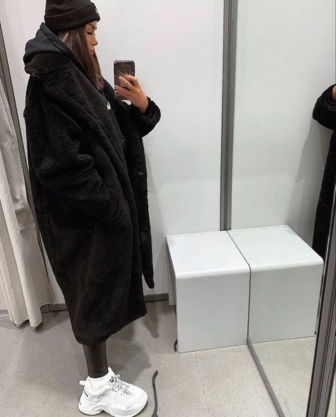 Long Black Sherpa Coat Outfit, How To Style A Teddy Coat, Long Black Teddy Coat Outfit, Black Teddy Coat Outfit Winter, Teddy Mantel Outfit, Teddy Coat Outfit Black, Long Teddy Coat Outfit, Black Teddy Coat Outfit, Tuta Outfit