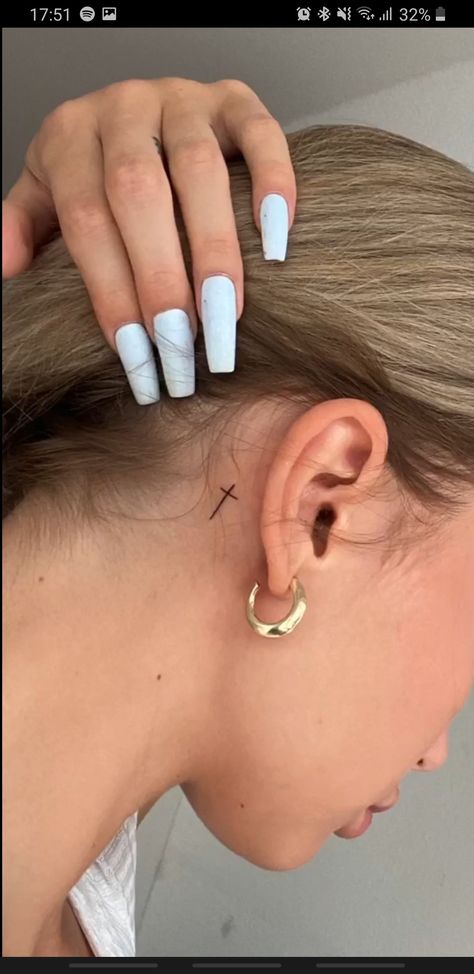 Tiny Cross Behind Ear Tattoo, White Tattoo Cross, Cross Behind Ear Tattoo, Cross Tattoo Neck, Tiny Cross Tattoo, Tattoo Main, Unique Cross Tattoos, Behind Ear Tattoos, Shoe Tattoos