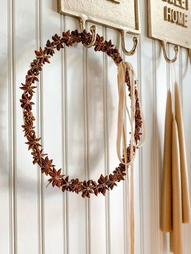 Multiple Wreaths On Wall, Dried Wreath Diy, Star Anise Garland, Christmas Hoop Wreath Diy, Star Anise Wreath, Fall Wreath Ideas Diy, Diy Thanksgiving Wreath, Simple Christmas Wreath, Wreath Decorating Ideas