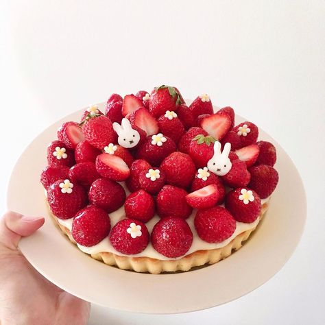 Strawberry Love, Asian Couple, Strawberry Tart, Couple Fashion, Kpop Art, Sweet Flowers, Nature Vintage, Flowers Cake, Red Strawberry