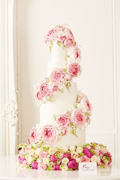 Elegant Peony Garland | Artistic Wedding Cake http://www.pinterest.com/modestbride/ Tulip Cake, Peggy Porschen Cakes, Spring Wedding Cake, Wedding Cakes Elegant, Floral Wedding Cake, Floral Wedding Cakes, Pink Wedding Cake, Amazing Wedding Cakes, Cool Wedding Cakes