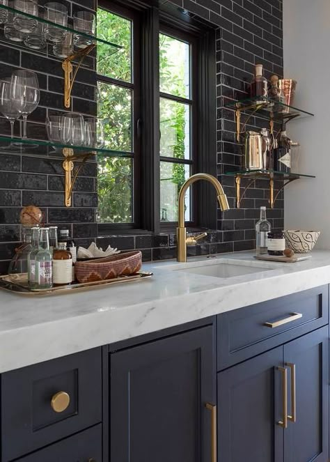 Dark blue bar cabinets Black Backsplash, Farmhouse Kitchen Island, Black Tiles, Brick Walls, Blue Kitchens, Trendy Kitchen, Counter Tops, Ideas Kitchen, Contemporary Kitchen