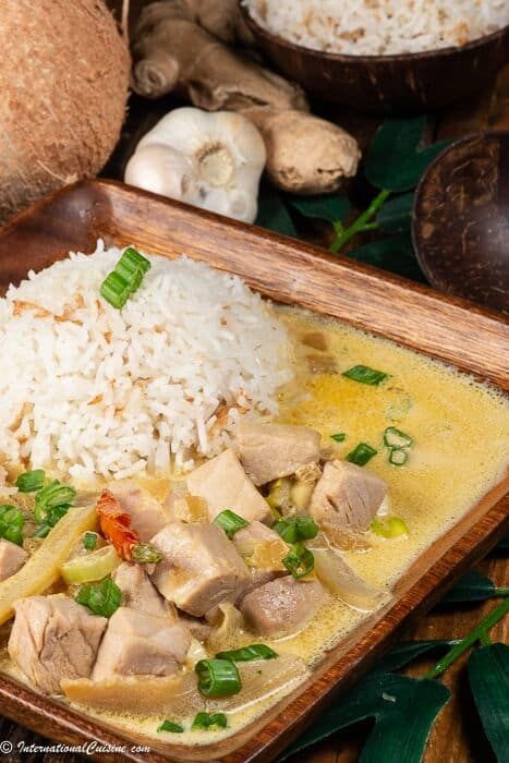 Tuna coconut curry is a dish popular in the Oceania.   A lovely main dish for any night of the week.  Quick, easy and healthy.  #tunacoconutcurry #solomonislands #tuvalu Coco Curry, Fresh Tuna, Australia Food, Tuna Steaks, Pacific Islander, Hawaiian Food, International Food, Quick Healthy Meals, Meal Recipes