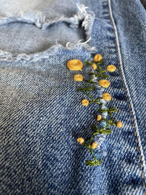 Visible Mending Jeans, Embroidery Jeans Diy, Mending Clothes, Clothes Embroidery Diy, Ideas Embroidery, Denim Embroidery, Make Do And Mend, Diy Vetement, Visible Mending