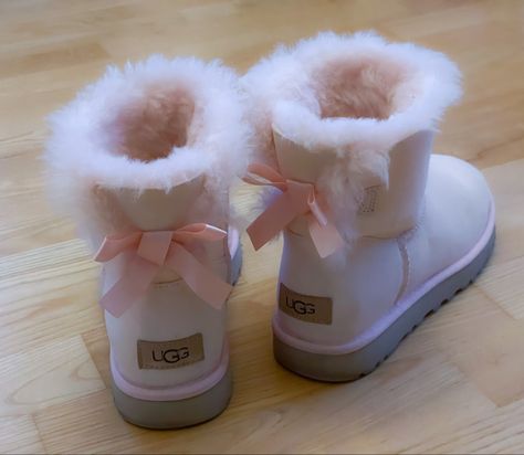 Bailey Ugg Boots Outfit, Mini Bailey Bow Uggs Outfit, Pink Mini Uggs, Mini Bailey Bow Uggs, Uggs Bow, Pink Bailey Bow Uggs, Bow Uggs, Ugg Mini Bailey Bow, Cute Uggs