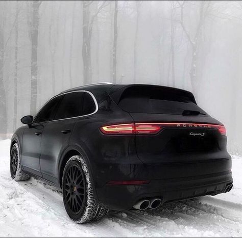 Pinterest: @ikasye #porsche #cayenne #blackandwhitephotography #love #beautiful #snow #stunning #dreamcatcher Cayenne Porsche, Ferrari F80, Cayenne Gts, Black Porsche, Cayenne S, Spain Portugal, Ferrari Laferrari, Lux Cars, Black Panthers