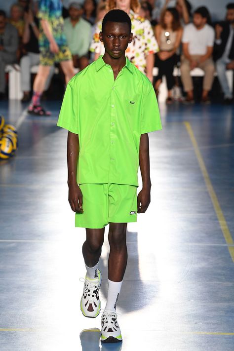 MFW: MSGM Spring/Summer 2019 Collection – PAUSE Online | Men's Fashion, Street Style, Fashion News & Streetwear Summer Outfit 2023, Men's Summer Outfit, Outfit 2023, Neon Outfits, Neon Fashion, Mens Fashion Streetwear, Milan Fashion Weeks, Summer Suits, Festival Looks