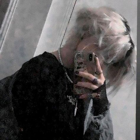 Boy With White Hair, Emo Boy Hair, Short White Hair, Grunge Boy, Cute Emo, Corte De Cabelo Masculino, Fluffy Hair, Dye My Hair