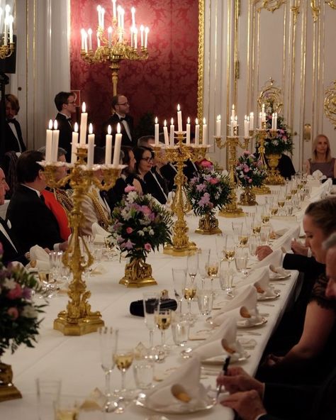 #royal #dinner #royalfamily #uk #🇬🇧 Royal Christmas Party, British Royal Aesthetic, Royal Dinner, Royal Feast, Royal Family Fashion, Meghan Markle And Prince Harry, Royal Ball, Royal Christmas, Wales Family