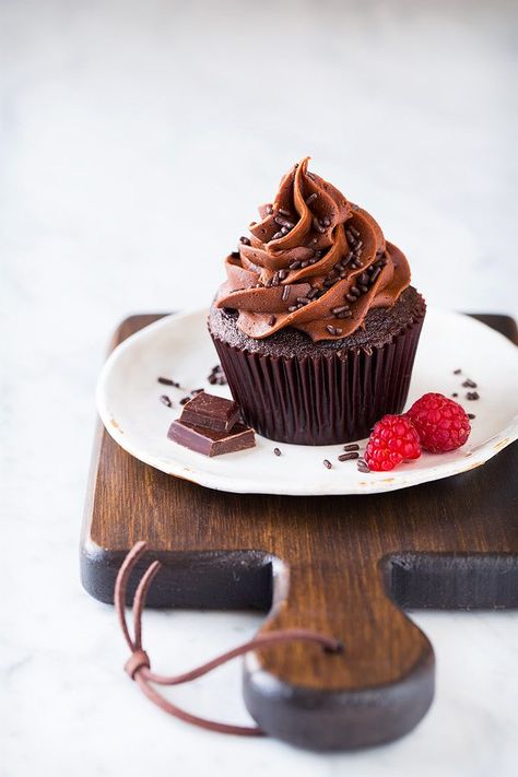 Chocolate Cupcakes (with Chocolate Cupcake Frosting) - Cooking Classy Cupcake Painting, Cupcake Photography, Gf Sweets, Gluten Free Chocolate Recipes, Baking Photography, Cupcake Chocolate, Chocolate Cupcakes Moist, Cupcakes With Chocolate, Cupcake Plate