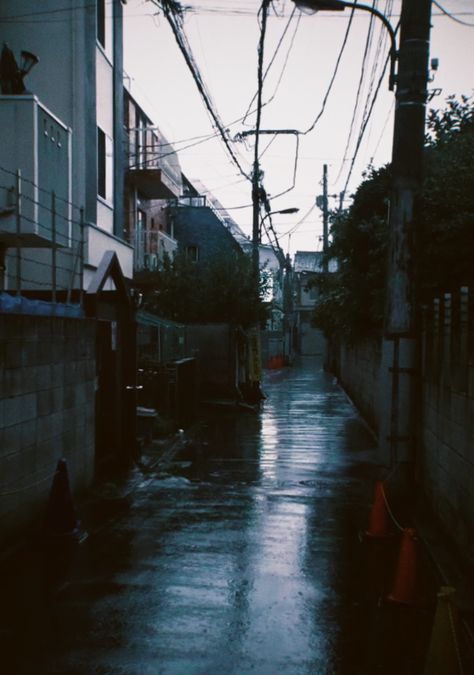 #tokyo #japan #alleyway #aestheticwallpapers #aestheticwallpaperiphone #rainydays Japan Alleyway Aesthetic, Rainy Alleyway, Dark Urban Aesthetic, Japan Alleyway, Tokyo Alleyway, Alleyway Aesthetic, Japanese Alley, Tokyo Dark, Dark Alleyway