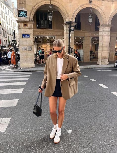 Chic Casual Outfits, Casual Shorts Outfit, Outfit Sneakers, Outfit Formulas, Shorts Outfit, Chic Casual, Casual Chic Outfit, Sneakers Outfit, Casual Everyday