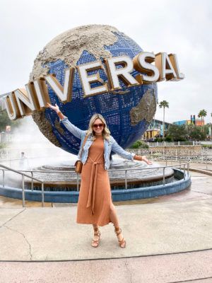 universal studios orlando what to wear — bows & sequins Mom Outfits For Universal Studios, What To Wear To Universal Studios, Orlando Florida Outfits, Universal Studios Orlando Outfit, Universal Studios Outfits, Universal Studios Outfit, Outfit Ideas Christmas, Disney Trip Outfits, Orlando Trip