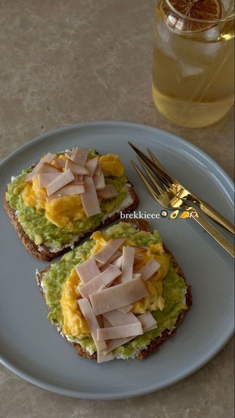 Scrambled Egg Avocado Toast, Avocado Meals Healthy, Toast And Eggs Breakfast, Turkey Breakfast Ideas, Scrambled Eggs On Toast, Eggs Avocado Breakfast, Breakfast With Avocado, Avocado Breakfast Recipes, Egg Toast Breakfast