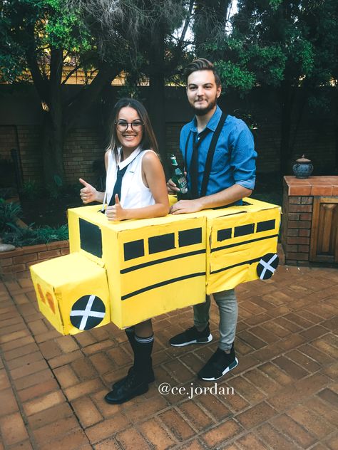 Couples costume, school bus #halloweencostumes #halloweenparty #couplegoals #bus #schoolbus Struggle Bus Costume, Bus Driver Costume, School Bus Costume, Cardboard Bus, Lizard Costume, Struggle Bus, Couples Costume, Decker Bus, Magic School Bus