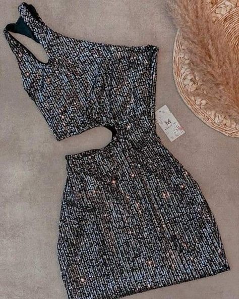 Glitter Tops Outfit, Sparkle Prom Dress, Sparkly Outfits, Neat Casual Outfits, Night Club Outfits, Clueless Outfits, Diy Fashion Clothing, Looks Party, Trendy Fashion Outfits