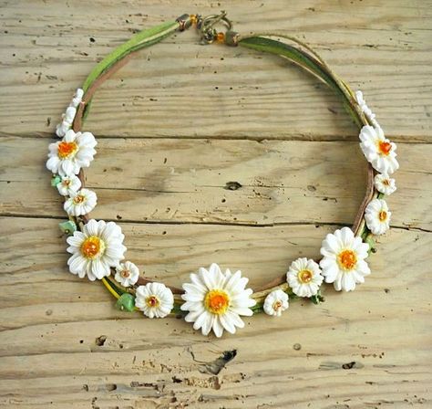 Daisy necklace White daisy necklace Floral by JewelryByCompliment Garden Flower Wedding, Spring Garden Flowers, Flowers Jewelry, Daisy Jewelry, Daisy Necklace, White Daisy, Jewellery Handmade, Garden Flower, Handmade Jewelry Gift